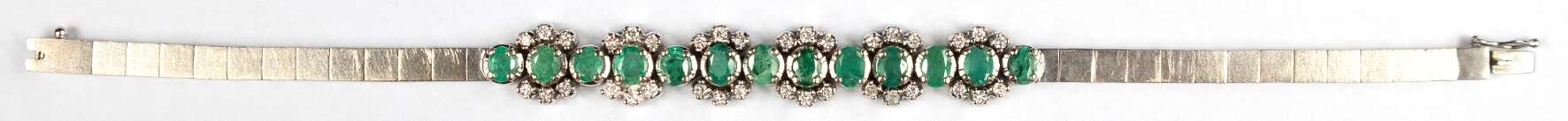 Smaragd-Brillant-Armband, 585er WG, Schauseite besetzt mit 13 oval facettierten Smaragden und 36 Brillanten von zus. ca. 0,72 ct., Steckschloss mit Sicherheitsacht, Ges.-Gew. 18,14 g, L. 17,5 cm - Foto 1