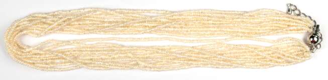Perlen-Collier, 10 Stränge mit kleinen Perlen, Metall-Federverschluss, L. ca. 41,5 cm - Foto 1
