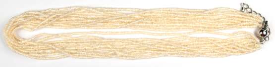 Perlen-Collier, 10 Stränge mit kleinen Perlen, Metall-Federverschluss, L. ca. 41,5 cm - Foto 1