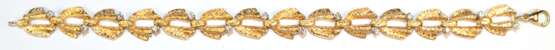 Brillant-Armband, 750er GG/WG, ausgefasst mit 14 Brillanten von zus. ca. 0,42 ct., LR-VVS, strukturierte Oberfläche, Karabinerverschluss, Ges.-Gew. 19,75 g, L. ca. 19 cm (Wiederbeschaffungswert lt. Expertise 7.100,- €)… - Foto 1
