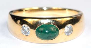 Smaragd-Brillant-Ring, 750er GG, in der massiven Schiene 1 Smaragd im Ovalschliff im leuchtenden Grün von ca. 0,53 ct. und 2 Brillanten von zus. ca. 0,14 ct., LR-VVS, Ges.-Gew. 7,63 g, RG 54 (Wiederbeschaffungswert lt. E…