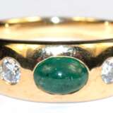 Smaragd-Brillant-Ring, 750er GG, in der massiven Schiene 1 Smaragd im Ovalschliff im leuchtenden Grün von ca. 0,53 ct. und 2 Brillanten von zus. ca. 0,14 ct., LR-VVS, Ges.-Gew. 7,63 g, RG 54 (Wiederbeschaffungswert lt. E… - photo 1