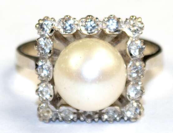 Ring, 750er WG quadratischer Ringkopf besetzt mit 1 Zuchtperle, Dm. 8 mm und 16 weißen Saphiren, Ges.-Gew. 3,76 g, RG 48,5 - фото 1