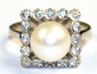 Ring, 750er WG quadratischer Ringkopf besetzt mit 1 Zuchtperle, Dm. 8 mm und 16 weißen Saphiren, Ges.-Gew. 3,76 g, RG 48,5