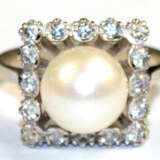 Ring, 750er WG quadratischer Ringkopf besetzt mit 1 Zuchtperle, Dm. 8 mm und 16 weißen Saphiren, Ges.-Gew. 3,76 g, RG 48,5 - фото 1