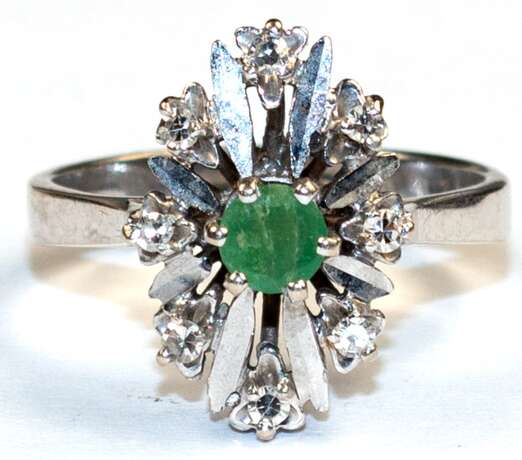 Smaragd-Brillant-Ring, 585er WG, besetzt mit rund facettiertem Smaragd und 8 Brillanten von zus. ca. 0,16 ct. Ges.-Gew. 3,65 g, RG 52 - photo 1