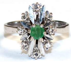 Smaragd-Brillant-Ring, 585er WG, besetzt mit rund facettiertem Smaragd und 8 Brillanten von zus. ca. 0,16 ct. Ges.-Gew. 3,65 g, RG 52