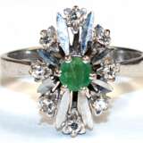 Smaragd-Brillant-Ring, 585er WG, besetzt mit rund facettiertem Smaragd und 8 Brillanten von zus. ca. 0,16 ct. Ges.-Gew. 3,65 g, RG 52 - photo 1