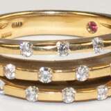 Brillant-Ring, 750er Gold, dreigeteilte Schiene besetzt mit 15 Brillanten von zus. ca. 0,30 ct., innen in der Schiene 1 kleiner Rubin, Ges.-Gew. 10,41 g, RG 57 - фото 1