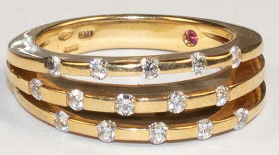 Brillant-Ring, 750er Gold, dreigeteilte Schiene besetzt mit 15 Brillanten von zus. ca. 0,30 ct., innen in der Schiene 1 kleiner Rubin, Ges.-Gew. 10,41 g, RG 57 - фото 1