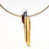 Brillant-Anhänger mit Halsreif, 585er GG/WG, ausgefasst mit 5 Brillanten von zus. ca. 0,14 ct., mit 2 Laufösen, L. 6,9 cm, Reif-L. 42 cm, Ges.-Gew. 17,77 g (Wiederbeschaffungswert lt. Expertise 10.360,- €) - photo 1