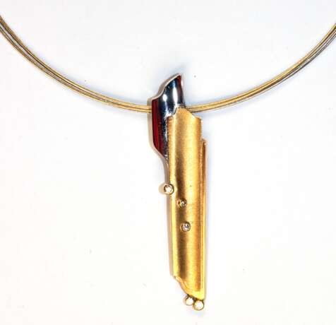 Brillant-Anhänger mit Halsreif, 585er GG/WG, ausgefasst mit 5 Brillanten von zus. ca. 0,14 ct., mit 2 Laufösen, L. 6,9 cm, Reif-L. 42 cm, Ges.-Gew. 17,77 g (Wiederbeschaffungswert lt. Expertise 10.360,- €) - photo 1