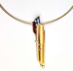 Brillant-Anhänger mit Halsreif, 585er GG/WG, ausgefasst mit 5 Brillanten von zus. ca. 0,14 ct., mit 2 Laufösen, L. 6,9 cm, Reif-L. 42 cm, Ges.-Gew. 17,77 g (Wiederbeschaffungswert lt. Expertise 10.360,- €)