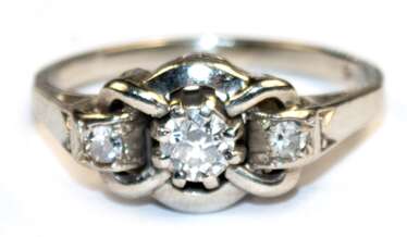 Brillant-Ring, 585er WG, durchbrochen gearbeiteter Ringkopf besetzt mit 3 Brillanten von zus. ca. 0,30 ct., Ges.-Gew. 2,48 g, RG 51