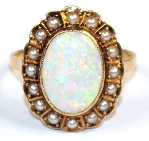 Opal-Perlen-Ring, 585er GG, ausgefasst mit ovalem Opal-Cabochon, der von 16 Saatperlen umrandet wird, Ges.-Gew. 2,92 g, RG 52 - фото 1
