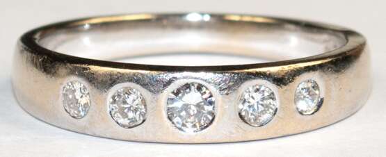 Brillant-Ring, 585er WG, in der Schiene 5 Brillanten von zus. ca. 0,09 ct., Ges.-Gew. 3,17 g, RG 52 - фото 1
