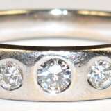 Brillant-Ring, 585er WG, in der Schiene 5 Brillanten von zus. ca. 0,09 ct., Ges.-Gew. 3,17 g, RG 52 - фото 1