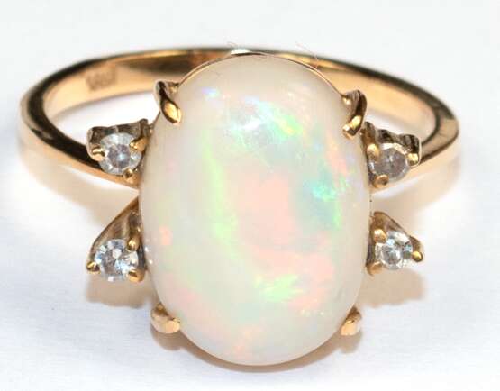 Opal-Diamant-Ring, 750er GG, ausgefasst mit 1 Edelopal-Cabochon von ca. 3,64ct. und 4 Achtkant-Diamanten von zus. ca. 0,08 ct., VS-Si, Ges.-Gew. 3,37 g, RG 55 (Wiederbeschaffungswert lt. Expertise 3.970,- €) - Foto 1