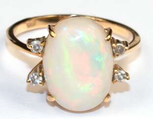 Opal-Diamant-Ring, 750er GG, ausgefasst mit 1 Edelopal-Cabochon von ca. 3,64ct. und 4 Achtkant-Diamanten von zus. ca. 0,08 ct., VS-Si, Ges.-Gew. 3,37 g, RG 55 (Wiederbeschaffungswert lt. Expertise 3.970,- €)