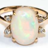 Opal-Diamant-Ring, 750er GG, ausgefasst mit 1 Edelopal-Cabochon von ca. 3,64ct. und 4 Achtkant-Diamanten von zus. ca. 0,08 ct., VS-Si, Ges.-Gew. 3,37 g, RG 55 (Wiederbeschaffungswert lt. Expertise 3.970,- €) - Foto 1