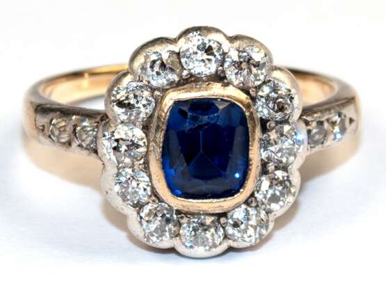 Saphir-Diamant-Ring, 585er GG/WG (geprüft), ausgefasst mit 1 Saphir, 12 Altschliff-Brillanten und 4 Diamanten von zus. ca. 0,50 ct., Ges.-Gew. 3,78 g, RG 57 - Foto 1