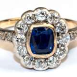 Saphir-Diamant-Ring, 585er GG/WG (geprüft), ausgefasst mit 1 Saphir, 12 Altschliff-Brillanten und 4 Diamanten von zus. ca. 0,50 ct., Ges.-Gew. 3,78 g, RG 57 - Foto 1