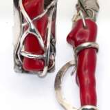Korallen-Ring und Ohrhänger, 925er Silber, Juweliersarbeit, je mit rotem Korallenast besetzt, Ohrhänger auch als Clip zu tragen, L. (ohne Clip) 7,5 cm, Ringkopf-L. 4,5 cm - Foto 1