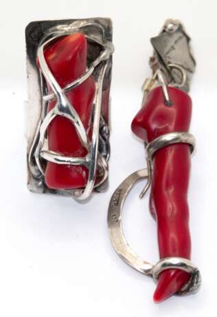Korallen-Ring und Ohrhänger, 925er Silber, Juweliersarbeit, je mit rotem Korallenast besetzt, Ohrhänger auch als Clip zu tragen, L. (ohne Clip) 7,5 cm, Ringkopf-L. 4,5 cm - Foto 1