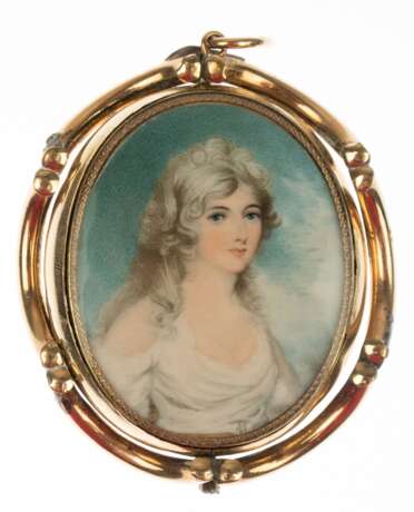 Großes Medaillon/Anhänger mit Miniaturmalerei "Porträt eines jungen Mädchens" auf Platte, 19. Jh., oval, 5x4 cm, in goldfarbener Metallrahmung (repariert), beidseitig verglast, Ges.-L. 7,5 cm - фото 1