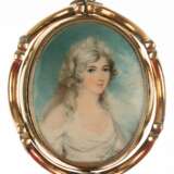 Großes Medaillon/Anhänger mit Miniaturmalerei "Porträt eines jungen Mädchens" auf Platte, 19. Jh., oval, 5x4 cm, in goldfarbener Metallrahmung (repariert), beidseitig verglast, Ges.-L. 7,5 cm - фото 1