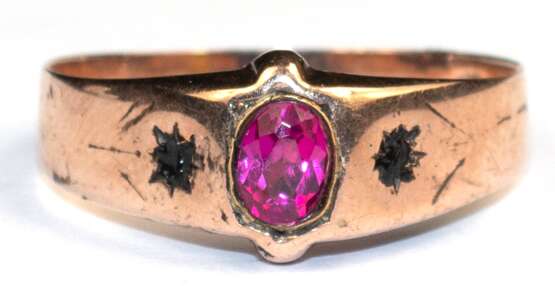 Ring, 333er GG, besetzt mit 1 oval facettierten, synthetischen Rubin und 2 kleinen schwarzen Steinen, Ges.-Gew. 1,35 g, RG 54 - фото 1