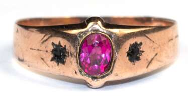 Ring, 333er GG, besetzt mit 1 oval facettierten, synthetischen Rubin und 2 kleinen schwarzen Steinen, Ges.-Gew. 1,35 g, RG 54