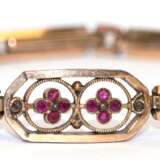 Jugendstil-Armband, Doublé, Mittelteil blütenförmig mit roten Schmucksteinen besetzt, flexibel, L. ca. 18 cm - Foto 1
