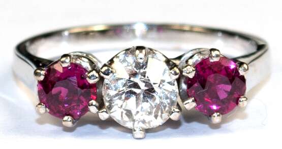 Brillant-Rubin-Ring, 750er WG, ausgefasst mit 1 Altschliff-Brillanten von ca. 0,78 ct.,VVS-VS und 2 rund facettierten Rubinen von zus. ca. 0,58 ct., Ges.-Gew. 4,08 g, RG 54 (Wiederbeschaffungswert lt. Expertise 9.170,- €… - Foto 1