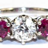 Brillant-Rubin-Ring, 750er WG, ausgefasst mit 1 Altschliff-Brillanten von ca. 0,78 ct.,VVS-VS und 2 rund facettierten Rubinen von zus. ca. 0,58 ct., Ges.-Gew. 4,08 g, RG 54 (Wiederbeschaffungswert lt. Expertise 9.170,- €… - Foto 1