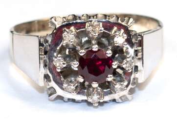 Rubin-Brillant-Ring, 585er WG, ausgefasst mit 1 rund facettierten Rubin und 10 Brillanten von zus. ca. 0,20 ct., Ges.-Gew. 6,96 g, RG 65