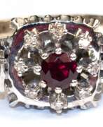 Schmuck. Rubin-Brillant-Ring, 585er WG, ausgefasst mit 1 rund facettierten Rubin und 10 Brillanten von zus. ca. 0,20 ct., Ges.-Gew. 6,96 g, RG 65