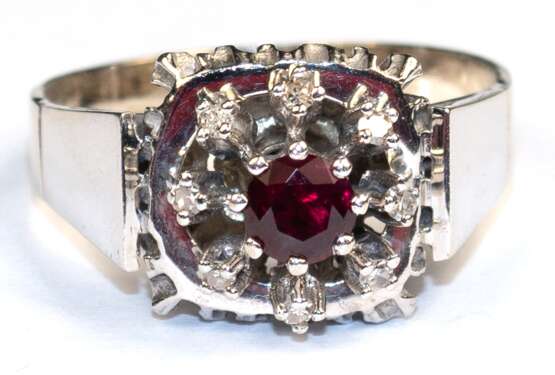 Rubin-Brillant-Ring, 585er WG, ausgefasst mit 1 rund facettierten Rubin und 10 Brillanten von zus. ca. 0,20 ct., Ges.-Gew. 6,96 g, RG 65 - Foto 1