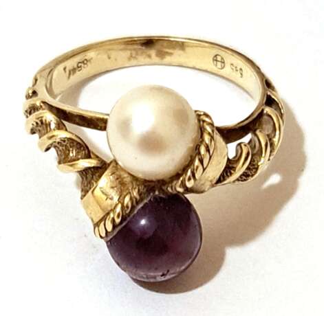 Ring, um ca. 1940, 585er Gelbgold, Perlbesatz aus Amethyst und einer Akoyaperle auf gekordelten Ringschultern, sogenannter Toi-et-Moi-Ring, Durchmesser der Perlen ca 7-.8 mm, Innendurchmesser 17,8 mm, RG 56, ca. 6,2 g - photo 1