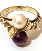Schmuck. Ring, um ca. 1940, 585er Gelbgold, Perlbesatz aus Amethyst und einer Akoyaperle auf gekordelten Ringschultern, sogenannter Toi-et-Moi-Ring, Durchmesser der Perlen ca 7-.8 mm, Innendurchmesser 17,8 mm, RG 56, ca. 6,2 g