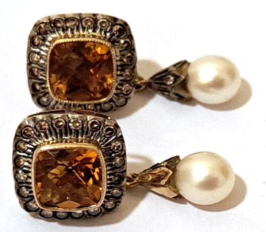 Ohrstecker, 750er GG, ca.8,4 g, vollflächig facettierte Citrine von zus. 4,09 ct., Citrine in Entouragefassung aus Brillanten in Silber-Fassung von 0,65 ct,, abnehmbare Perlenanhänger, 2 verschiedene Tragevarianten, Maße… - Foto 1