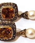 Schmuck. Ohrstecker, 750er GG, ca.8,4 g, vollflächig facettierte Citrine von zus. 4,09 ct., Citrine in Entouragefassung aus Brillanten in Silber-Fassung von 0,65 ct,, abnehmbare Perlenanhänger, 2 verschiedene Tragevarianten, Maße…