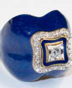 Schmuck. Brillant-Ring, 750er GG, Schauseite blau emailliert, besetzt mit mittigem Solitär von ca. 0,10 ct., der von 25 kl. Diamanten umrandet wird, Ges.-Gew. 15,3 g, RG 52