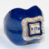 Brillant-Ring, 750er GG, Schauseite blau emailliert, besetzt mit mittigem Solitär von ca. 0,10 ct., der von 25 kl. Diamanten umrandet wird, Ges.-Gew. 15,3 g, RG 52 - фото 1