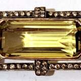 Brosche im Art-Deco-Design, 750er GG, 12,9 g, großer Lemon-Citrin von ca. 18,8 ct., Brillanten zus. ca. 1,11 ct., in Silberfassung, Maße ca. 5,3 x 2,1 cm - photo 1
