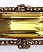 Schmuck. Brosche im Art-Deco-Design, 750er GG, 12,9 g, großer Lemon-Citrin von ca. 18,8 ct., Brillanten zus. ca. 1,11 ct., in Silberfassung, Maße ca. 5,3 x 2,1 cm