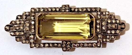 Brosche im Art-Deco-Design, 750er GG, 12,9 g, großer Lemon-Citrin von ca. 18,8 ct., Brillanten zus. ca. 1,11 ct., in Silberfassung, Maße ca. 5,3 x 2,1 cm - photo 1