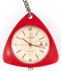 Taschenuhr &quot;Ruhla&quot;, DDR um 1970, im roten Dreiecksgehäuse aus Plaste, Handaufzug, helles rundes Zifferblatt mit arabischen Zahlen und Stabindizes, zentraler Sekunde und Datumsangabe, gangfähig, 4,8x4,8 cm, an A…