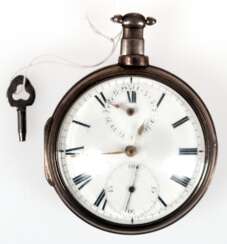 Spindel-Taschenuhr im silbernen Übergehäuse, emailliertes Zifferblatt mit römischen Zahlen, dezentraler Sekunde und Datumsanzeige, mit Schlüssel, Gebrauchspuren, gangfähig, Ges.-Dm. 6,2 cm