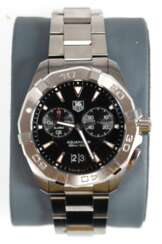 Armbanduhr &quot;TagHeuer Aquaracer&quot;, Edelstahl, Quarzwerk, wasserdicht bis 300 m, schwarzes Zifferblatt mit Stabindizes, dezentraler Sekunde, Weckfunktion und Datumsanzeige, verschraubte Sicherheitskrone, Gliedera…